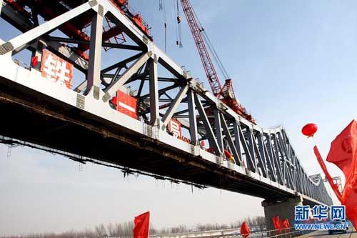 中國(guó)中鐵一局承建的黃河入?？谧铋L(zhǎng)鐵路鋼結(jié)構(gòu)橋梁勝利合龍
